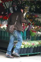 幻灯图集：基努-里维斯街头漫步 休闲装扮随性潇洒