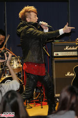 组图：阿沁音乐会猛忘词 梁文音任嘉宾不忘邀歌