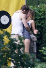 组图：雷诺兹聚会裸上身热吻布莱克-莱弗利