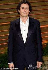 组图：米兰达深V装亮相 尴尬遇奥兰多贴面问候