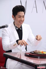 组图：吴建豪台北签唱惜肉如金湿背猛擦汗