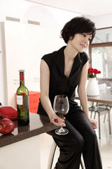 组图：刘孜《芭莎》展优雅 生活艺术家的白日梦