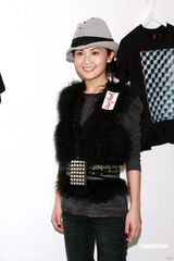 幻灯图集：阿Sa戴时尚礼帽 关心妍喝中药准备生子 