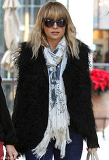 高清组图：好莱坞名媛妮可-里奇街拍马甲保暖