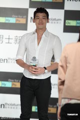 组图：Rain上海代言秀肌肉 腼腆表情似邻家男孩