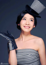 组图：马恺曼圣诞大片曝光 俏皮精灵甜笑迷人