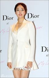 组图：河智苑韩智敏韩艺瑟出席活动装扮时尚