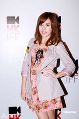 幻灯图：温碧霞不幸遭遇“午夜惊魂” 低胸示人