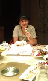 组图：袁弘赶拍新戏度29岁生日 粉丝齐聚片场庆生