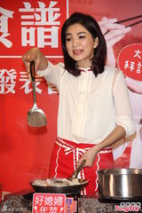 组图：ELLA称可能明年造人 过年孝顺公婆