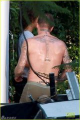 组图：贝克汉姆拍广告半裸秀强壮胸肌