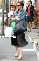 组图：小弗林激萌撒娇要抱抱 米兰达潮装显气质