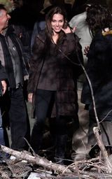 组图：朱莉匈牙利拍导演处女作 皮特随行献吻秀恩爱