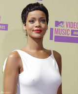 组图：小天后蕾哈娜优雅白裙扮女神