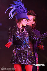 高清组图：郑伊健演唱会 舒淇登台与其热吻