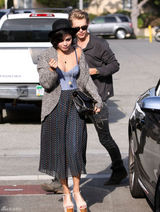 高清组图：凡妮莎-哈金斯街拍牛仔拼接裙搭黑帽