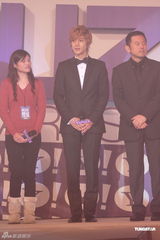 组图：中韩明星齐聚搜寻人气大奖颁奖礼  