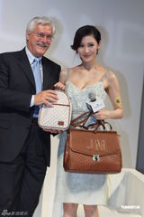 组图：李嘉欣着吊带裙优雅动人 称不刻意培养儿子