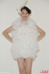 组图：蔡少芬挺大肚拍全家福 与爱女玩亲亲