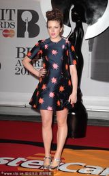 组图：AnnieMac裙装美艳走红毯 Sara Cox露微笑