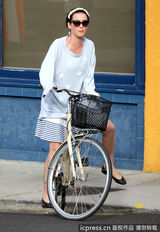 组图：凯蒂-佩里相约友人骑车 爆乳夹手机