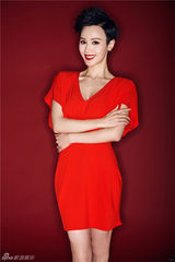 组图：石小群红白圣诞大片典雅魅惑