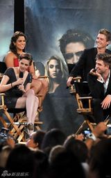 幻灯图集：《月食》影迷见面会 斯图尔特低胸秀美腿