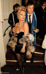 组图：凯特-莫斯派对性感复古风情迷人