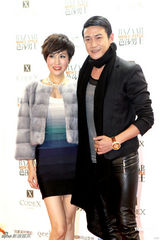 组图：巩新亮化身野性美人鱼  李菲儿透视装抢镜