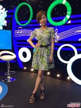 组图：泳儿新专辑宣传遇孔雀哥哥不知所措