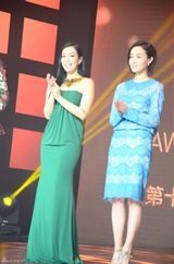 组图：吴镇宇时尚盛典帅气 钟丽缇绿裙秀性感