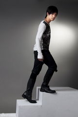 组图：赵文浩拍型男写真 走阶梯寓意步步高升