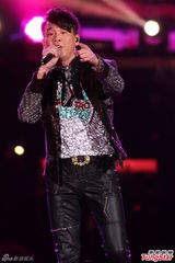 组图：S.H.E秀磅礡鼓技 压轴扛台北跨年