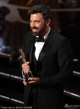 组图：《逃离德黑兰》获最佳影片 阿弗莱克吻妻