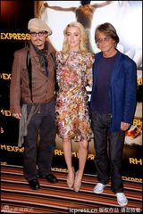 组图：约翰尼-德普亮相新片记者会 女主角花枝招展