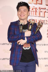 组图：林忆莲获最佳国语女歌手 常石磊代领