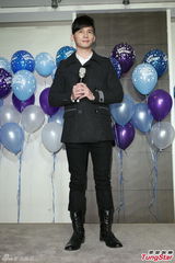 组图：温升豪35岁生日圆歌手梦 唱新歌回馈歌迷