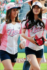 组图：韩女子组合A pink任棒球赛开球员粉红可爱