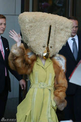 组图：Gaga再出逆天造型 手提包式头套蒙面亮相