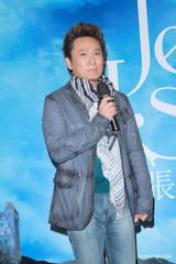 组图：张信哲结束红馆个唱 称健康快乐最重要