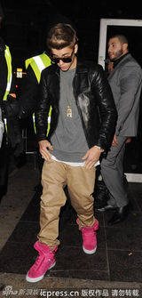 组图：单身比伯携两辣妹夜店狂HIGH同回酒店