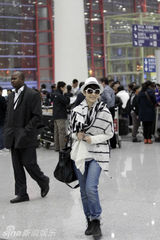 组图：海清现身机场心情大好潮范儿十足