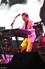 组图：苏打绿上海开唱 青峰模仿侧卧姐