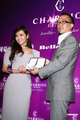 组图：侯佩岑与老公代言吸金 华丽复古尽显风情