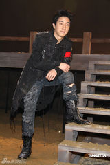 高清组图：房祖名酷劲军装拍摄MV 情节惊悚恐吓倒林凤娇