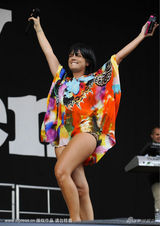 幻灯图集：莉莉-艾伦献唱音乐节 豹纹小内裤登场