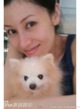 组图：李嘉欣近照曝光孕相不明显 亲吻外甥脚丫