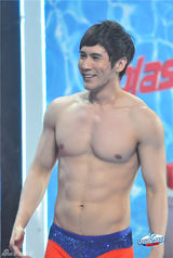 组图：中国星跳跃周韦彤泳衣玩转最炫民族风