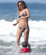 组图：吉赛尔-邦辰豹纹比基尼 火辣身材野性美