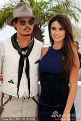 高清组图：德普宣传《海盗4》 佩内洛普紧身裙性感